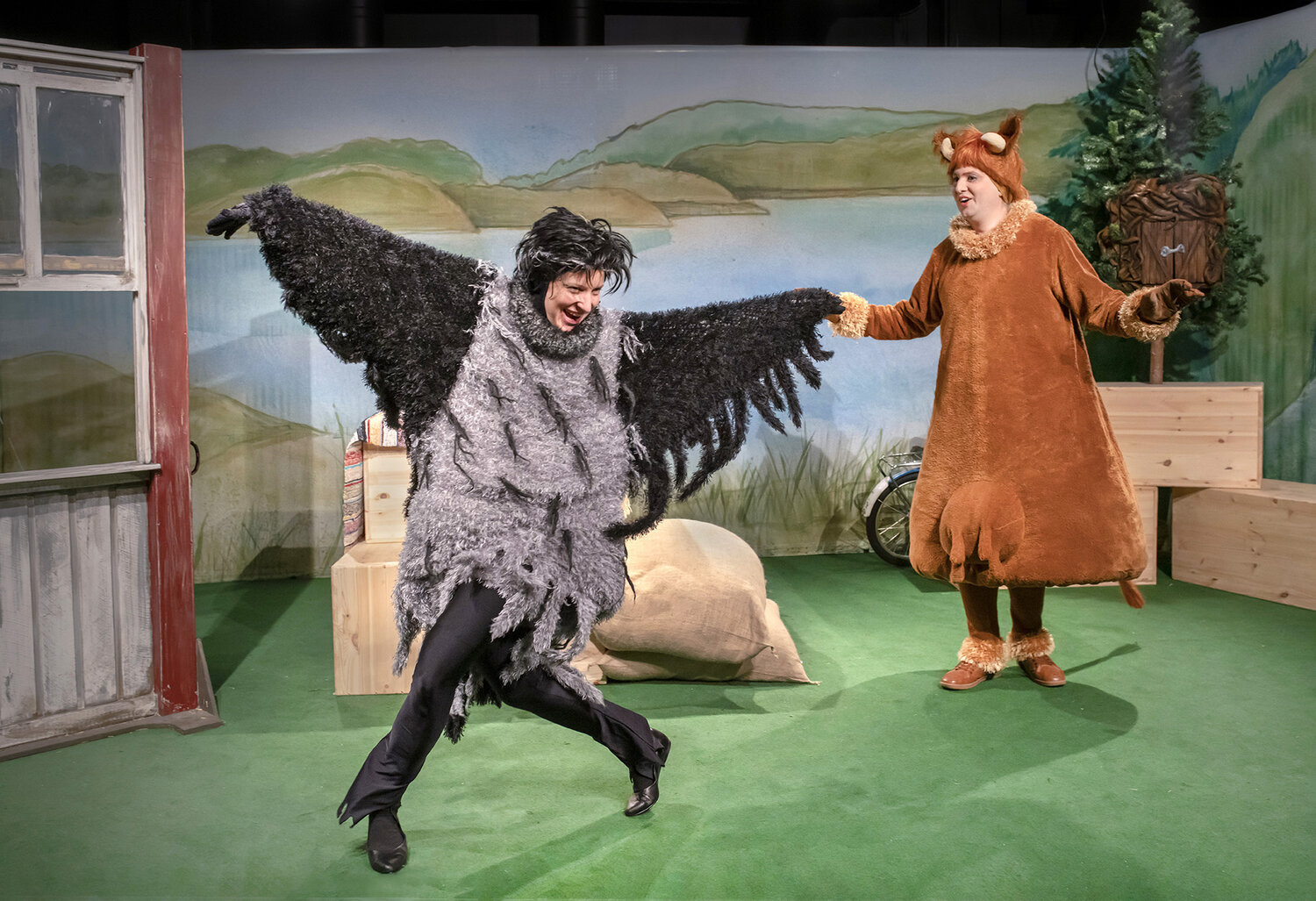 Skådespelare iförd kråkkostym och kodräkt på scen i Teater Västernorrlands uppsättning av Mamma Mu och Kråkan.