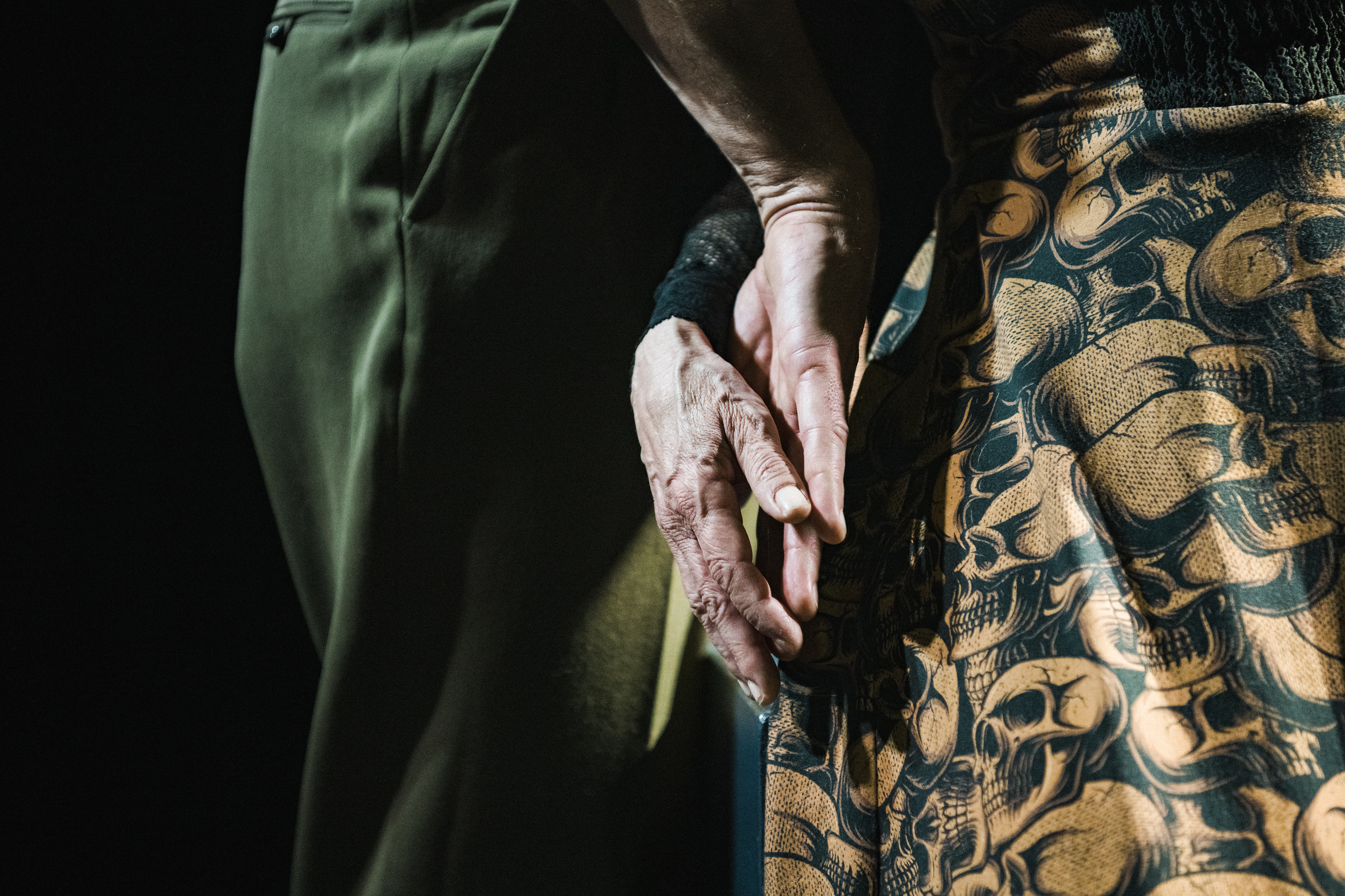 En manshand och en kvinnohand som möts handflata mot handflata.