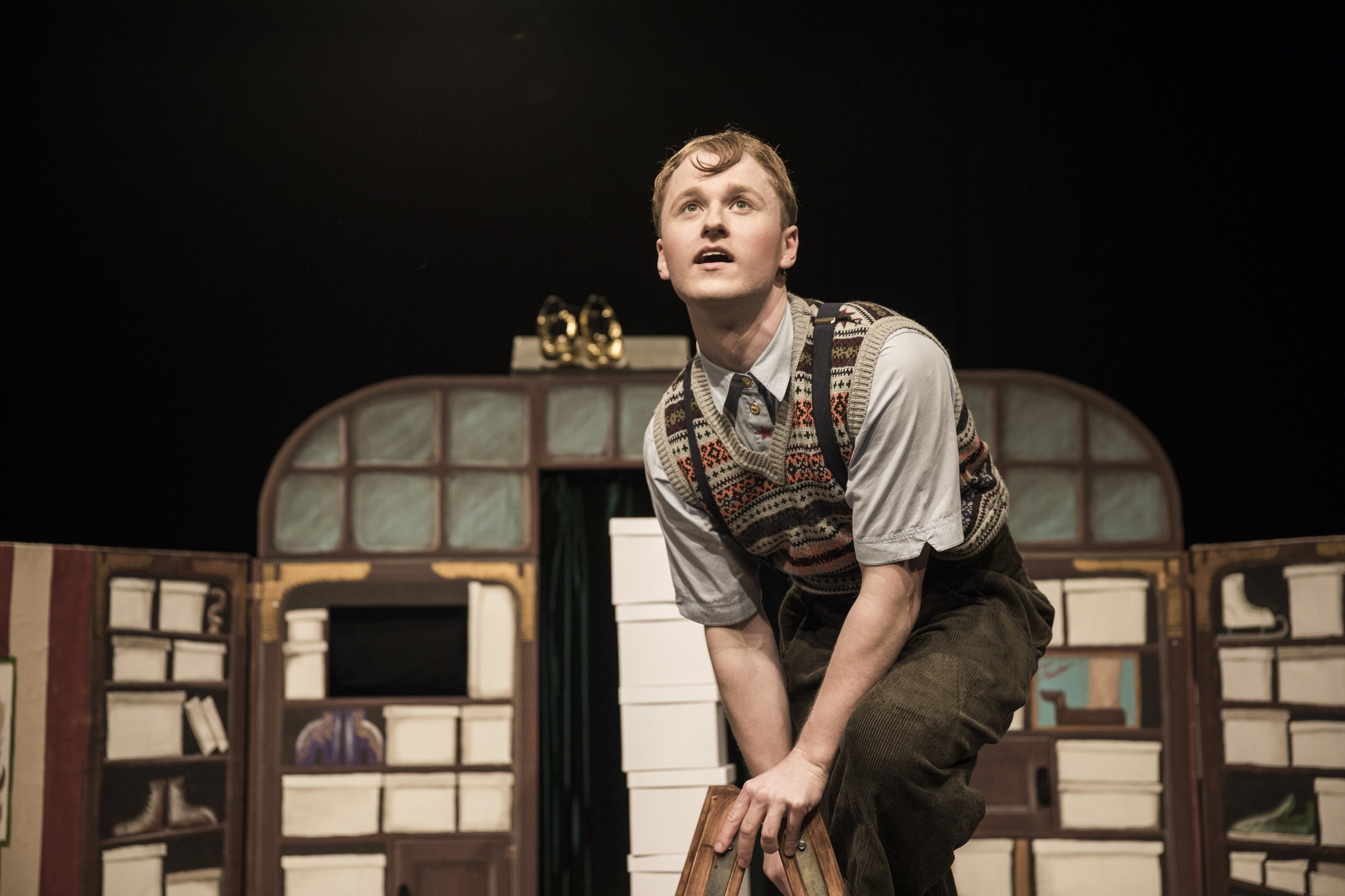 Skådespelare i äldre kostym på scen i art deco stil.