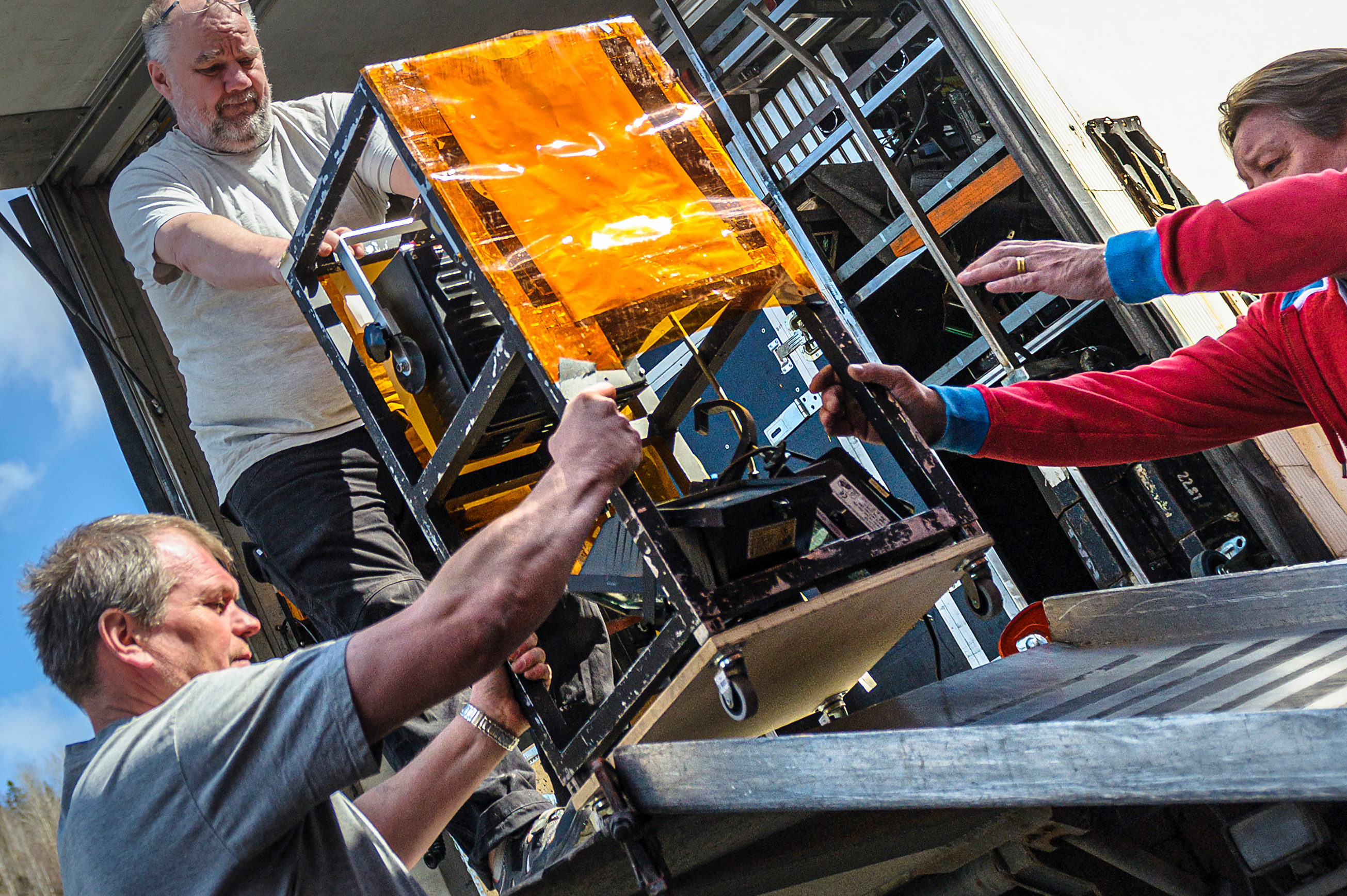 Scenarbetare bär kulisser inför föreställning när Teater Västernorrland är på turné.